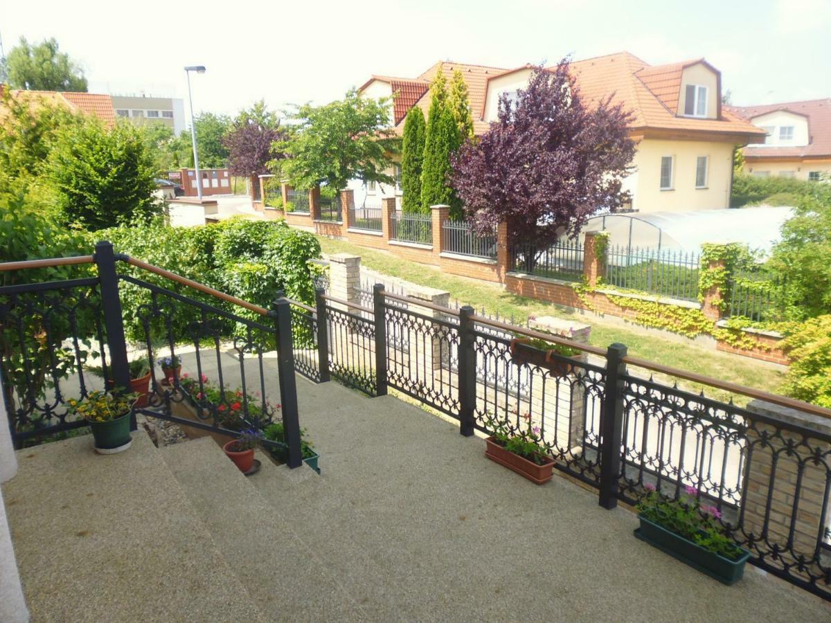 Villa Homestay Nad Helmrovkou Прага Экстерьер фото